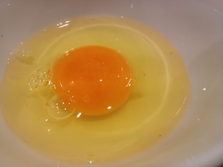 割った卵
