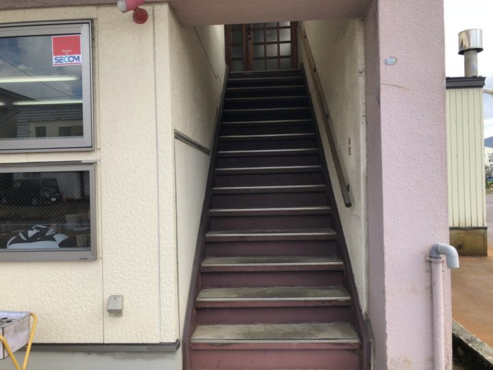 青島食堂曙店・入口右の階段