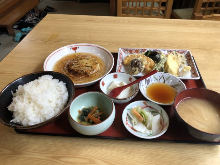 みなとやの日替わり定食・天ぷらと豆腐ハンバーグ